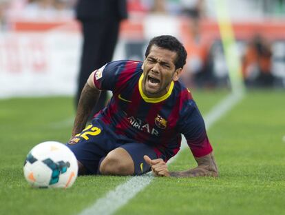 Dani Alves se duele de un golpe