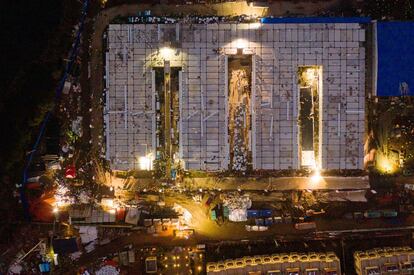 Vista aérea del hospital, este domingo. La técnica de construcción son estructuras metálicas prefabricadas.