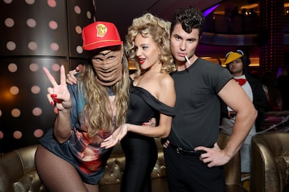 Heidi Klum, Kelsea Ballerini y Chase Stokes en la fiesta anual de Halloween de la modelo, el 31 de octubre de 2024 en Nueva York.