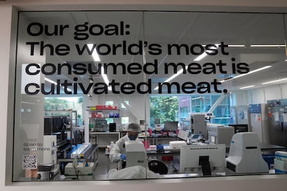 Laboratorio de Eat Just en Alameda, California. Las letras del cristal señalan el objetivo de la empresa: que la carne cultivada sea la más consumida en el mundo.
