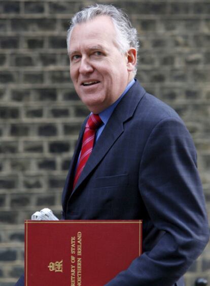 Fotografía de archivo del por entonces secretario británico de Irlanda del Norte, Peter Hain, a su llegada a Downing Street el pasado 10 de mayo de 2007 para la reunión semanal del Gabinete.