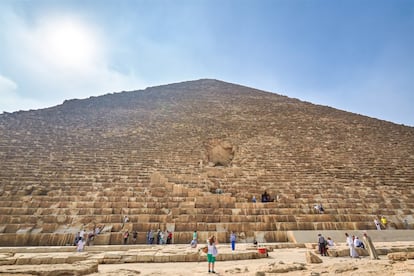Gizeh, a uns 20 quilòmetres del Caire, és l'única ciutat en territori africà entre les 20 metròpolis més fotografiades del món. Tot i que en els últims anys Egipte ha patit un descens en el nombre de turistes, la Gran Piràmide de Gizeh (a la imatge) segueix sent un dels llocs més visitats i, per tant, més fotografiats del país.