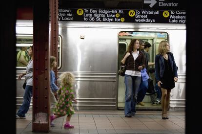 Viajeras en el andén de una estación del metro de Nueva York.