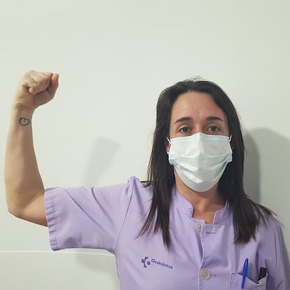 <b>Naiara Uriarte, técnico de rayos en Urgencias del Hospital de Santiago de Vitoria.</b> Esta especialista muestra un espíritu rocoso. Vitoria es una de las ciudades más afectadas en esta crisis sanitaria. "Estos días están siendo muy duros", explica Uriarte. El trabajo de esta especialista y de sus colegas exige esmero, precisión y un carácter duro y sólido como el de Naiara, que se despide con un mensaje positivo en estos días de miedo, aislamiento e incertidumbre en toda España: "Conseguiremos ganar esta lucha. Aquí seguimos día a día luchando por todos nosotros. ¡Aúpa!".