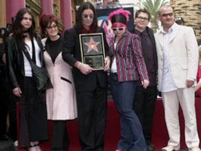 Los Osbourne, al completo. Aimee, a la izquierda, y Louis, a la derecha, no han querido aparecer en el programa. Ozzy Osbourne fue cantante de heavy metal.