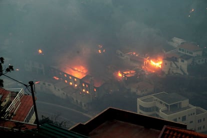 Vista geral da Ribeira de João Gomes durante os incêndios florestais em Funchal, ilha da Madeira (Portugal).