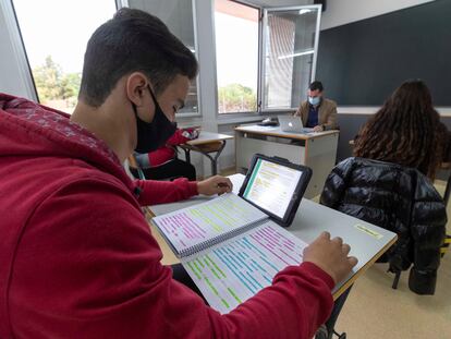 Un alumno de secundaria este jueves, en un centro de Totana, Murcia.