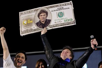 Javier Milei sostiene una imagen de un billete de 100 dólares con su rostro durante su acto de cierre de campaña en Córdoba, Argentina, el jueves 16 de noviembre de 2023.