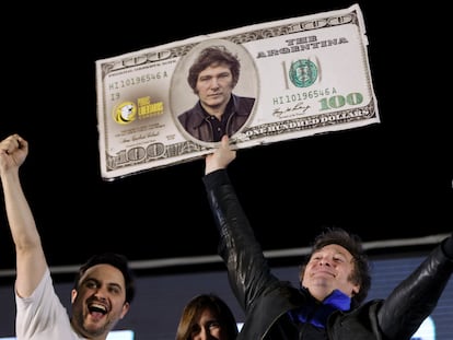 Javier Milei sostiene una imagen de un billete de 100 dólares con su rostro durante su acto de cierre de campaña en Córdoba, Argentina, el jueves 16 de noviembre de 2023.