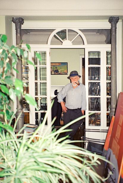 Gonzalo Suárez, en su piso de Madrid.