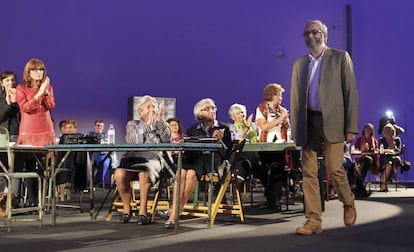 El escritor Antonio Muñoz Molina, Premio Príncipe de Asturias de las Letras 2013, participa en Oviedo en un encuentro titulado "Gente que escribe, gente que lee", con 59 clubes de lectura, 23 de octubre de 2013.