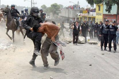 Predio las calabacitas, delegación Tlahuac.  Policías granaderos de la ssp-df desalojaron por la fuerza a un grupo de  personas que invadieron el lugar ilegalmente con la intención de construir  viviendas.