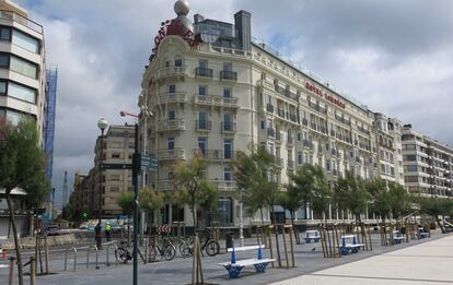 Edificio del hotel Londres de San Sebastián, desalojado tras un desprendimiento en una zona próxima.
