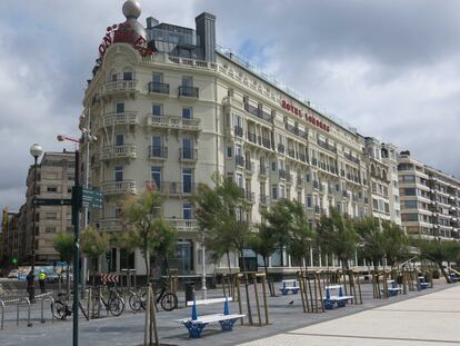 Edificio del hotel Londres de San Sebastián, desalojado tras un desprendimiento en una zona próxima.