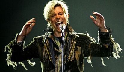 David Bowie, en un concierto en Praga en 2004.