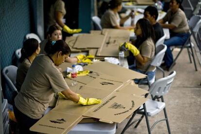 Un grupo de mujeres prepara el material electoral en Tegucigalpa.