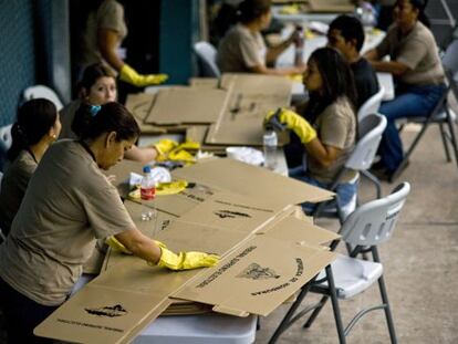 Un grupo de mujeres prepara el material electoral en Tegucigalpa.