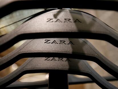 Perchas con el logotipo de Zara en una de las tiendas de la marca.