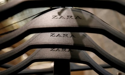 Perchas con el logotipo de Zara en una de las tiendas de la marca.