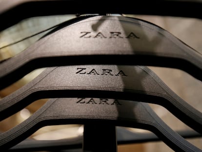 Perchas con el logotipo de Zara en una de las tiendas de la marca.