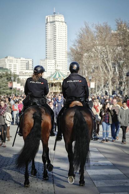 Su trabajo se ha intensificado durante la época de Navidad por el centro de Madrid.