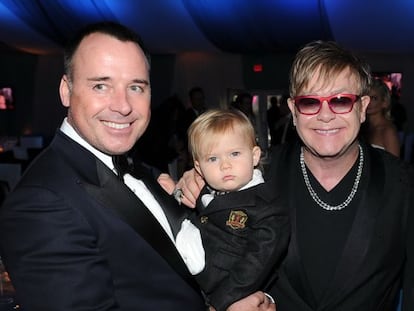 Zachary Furnish-John, junto con sus padres, David Furnish y Elton John.