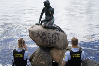 Policías daneses junto a la estatua de la sirenita vandalizada en el puerto de Copenhague.