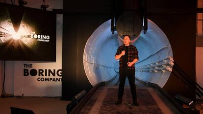 O fundador e executivo-chefe da Tesla, Elon Musk, apresenta à imprensa um protótipo do túnel.