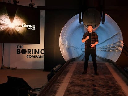 O fundador e executivo-chefe da Tesla, Elon Musk, apresenta à imprensa um protótipo do túnel.