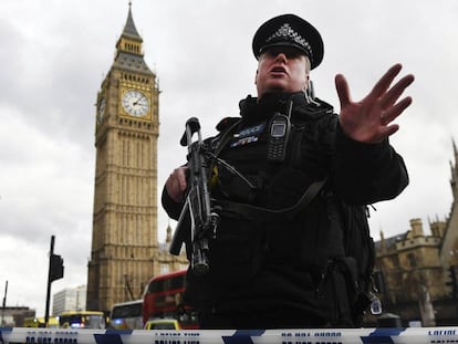 Un agente de polic&iacute;a brit&aacute;nico permanece en guardia tras un tiroteo ante el Parlamento en Londres.