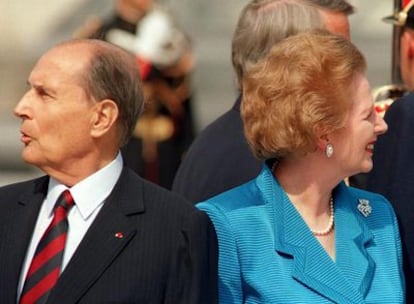 Thatcher y Mitterrand, el 14 de julio de 1989, durante la ceremonia de apertura de la cumbre del Grupo de los Siete celebrada en París.