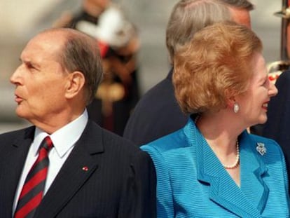Thatcher y Mitterrand, el 14 de julio de 1989, durante la ceremonia de apertura de la cumbre del Grupo de los Siete celebrada en París.
