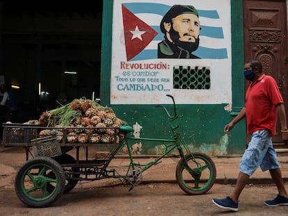 Un hombre lleva una mascarilla en La Habana el 13 de mayo.