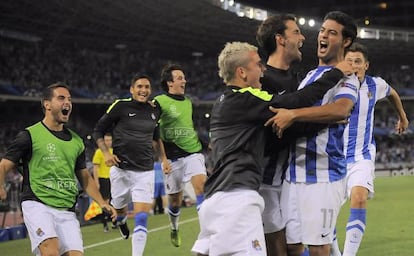 Los jugadores de la Real celebran el segundo gol de Vela.