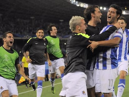 Los jugadores de la Real celebran el segundo gol de Vela.