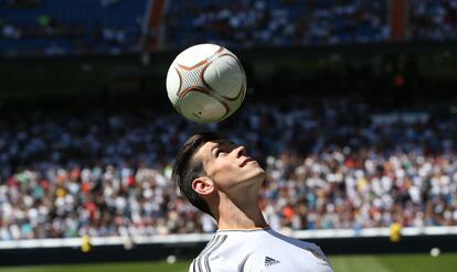 Bale da toques con el balón.