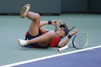 Badosa se tira al suelo tras ganar en Indian Wells a Azarenka, exnúmero 1 del mundo y doble ganadora de Grand Slam, en octubre de 2021.