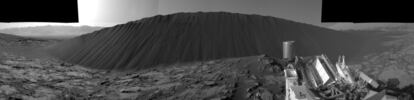 Marte tiene actualmente una atmósfera muy dinámica. Esta imagen muestra la pared de arena de 4 metros de altura que genera el frente de avance de la duna Namibia, activa en este momento. La tenue atmósfera marciana desplaza las dunas sobre la superficie de Gale a una velocidad de aproximadamente un metro por año terrestre. Curiosity fue pionera una vez más al explorar dunas en otro planeta. El rover también determinó que la concentración de metano en la atmósfera marciana es de menos de una parte por billón; sólo una vez superó las 7 partes por billón, durante algunas semanas entre 2013 y 2014. Todavía no sabemos por qué.