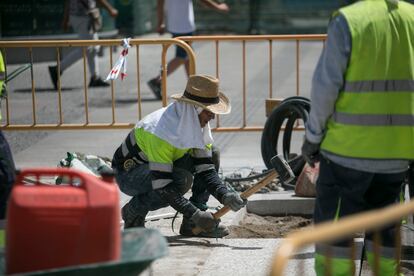 Varias trabajadores en la Puerta del Sol, este martes en Madrid.