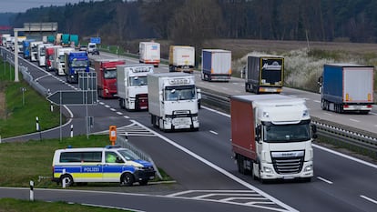 Un coche policial observa el tráfico de camiones en una autopista en el término de Brandeburgo, el 10 de abril.