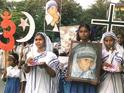 Jóvenes procedentes de la India pasean por Roma con símbolos y fotografías de la nueva beata.