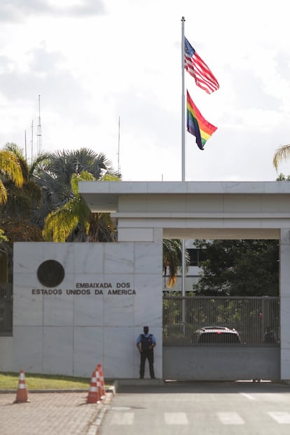 La bandera LGBT fue hondeada en la embajada de Estados Unidos en Brasilia (Brasil).