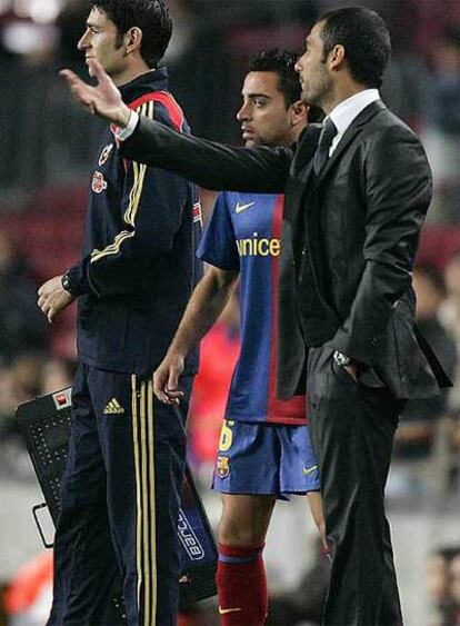 Xavi, junto a Guardiola