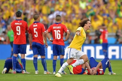 David Luiz comemora gol de pênalti contra o Chile.