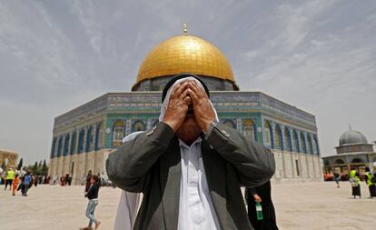 Un hombre reza frente a la mezquita de Al Aqsa, en Jerusalén, el pasado mes de mayo.