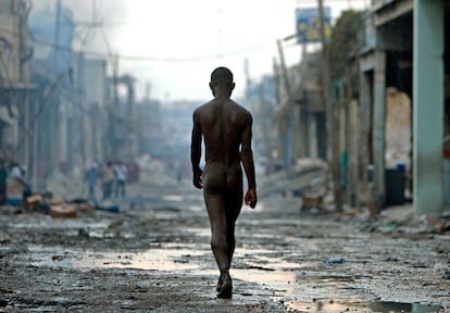 Un joven trastornado pasea desnudo por una calle del Down Towm de Puerto Príncipe (Haití), días después del terremoto que asoló el país. La fotografía fue tomada el 4 de febrero de 2010.