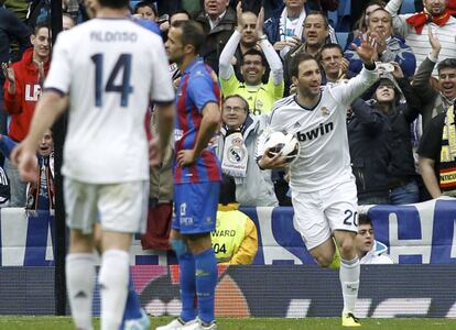 Higuaín celebra su gol, el 1 a 1.