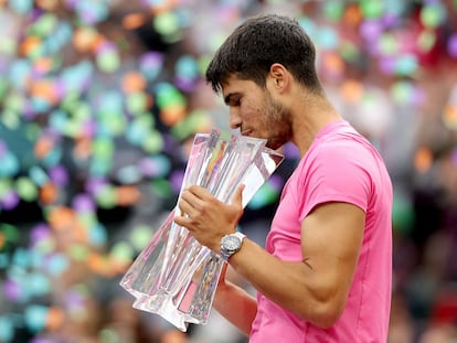 Carlos Alcaraz posa con el trofeo de campeón, el domingo en Indian Wells.