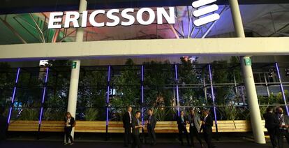 Asistentes al Mobile junto al pabellón de Ericsson en otra edición anterior de la feria.