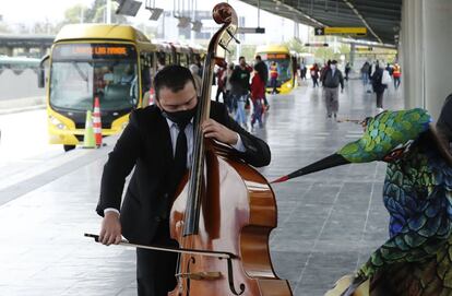 La Orquesta Filarmónica de Bogotá (OFB) lleva su música a una estación de Transmilenio, el sistema de autobuses de transporte público de la capital colombiana, con el objetivo de promover el autocuidado y la cultura ciudadana para evitar la propagación de la covid-19.